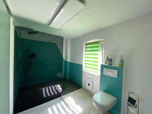 modernes Bad mit ebenerdiger Dusche