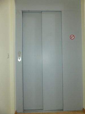 Aufzug mit vier Haltestellen