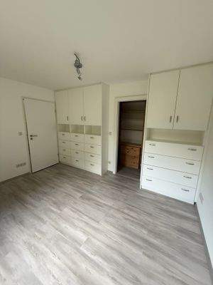 Einbauschrank und begehbarer Kleiderschrank.jpeg