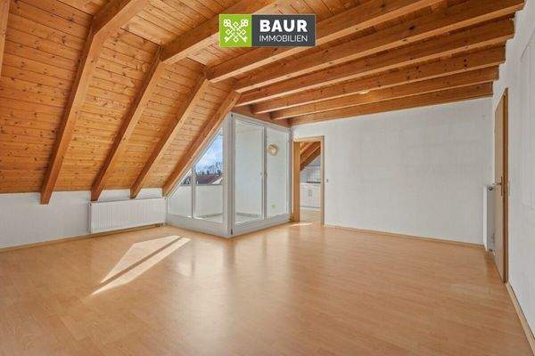 Wohn- und Esszimmer mit Zugang zur Loggia