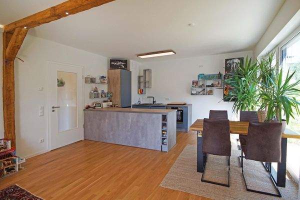 Offene Küche mit separatem Essplatz