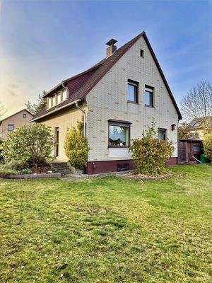 Blick auf die Ostseite des Hauses und die große Rasenfläche