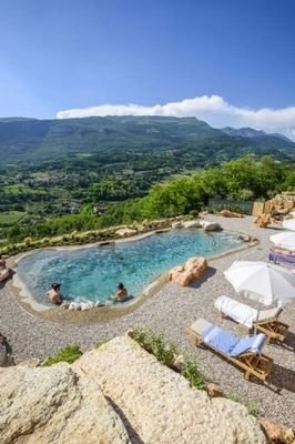 Poolbereich mit dem Monte Baldo im Hintergrund
