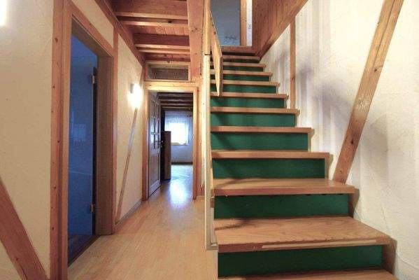 1.OG: Flur und Treppenaufgang zum 2.OG     DSC.JPG