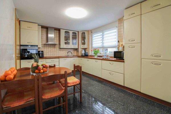 großzügige Küche EG