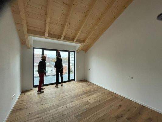 Leeres Zimmer mit Dachfenster