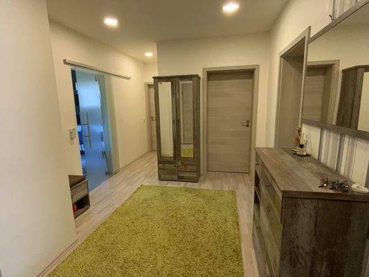 Flur  mit Küche links und Wohnzimmer geradeaus