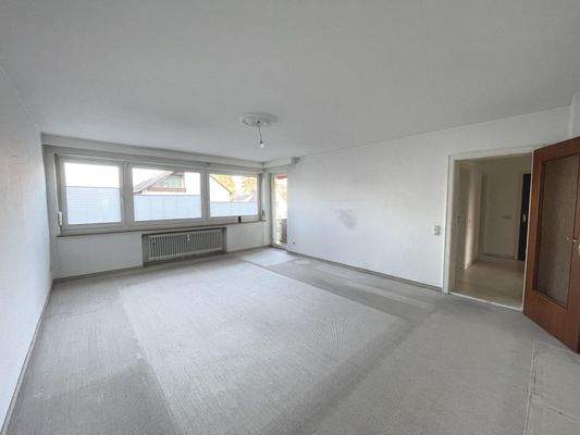 großes Wohnzimmer mit Balkon