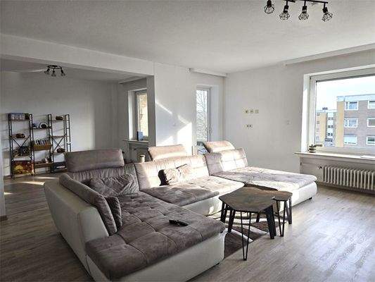 Wohnraum mit Blick zum Balkon