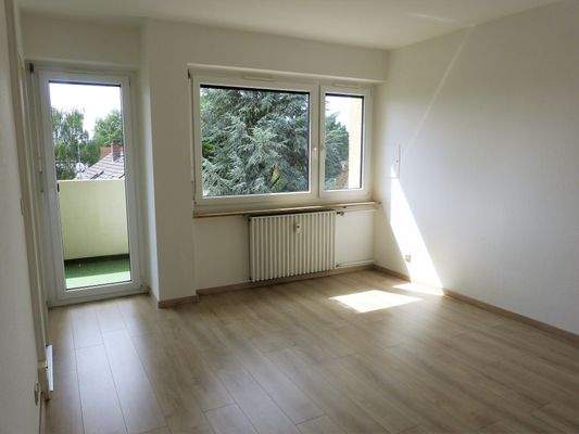 Wohnzimmer mit Balkon