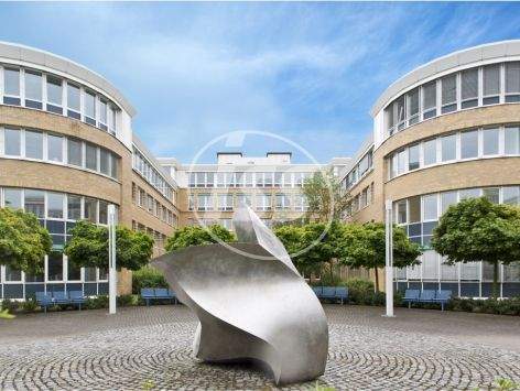 Freifläche mit Kantinenbereich