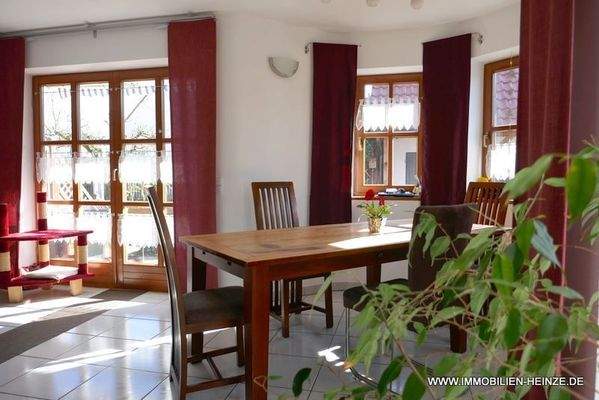 Essbereich mit vielen Terrassentüren - viel Licht!