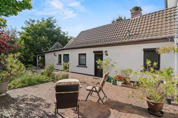 Sonnenterrasse (45m² gepflastert) vor dem Wohn- und Esszimmer.