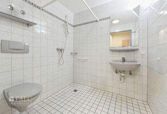 Badezimmer mit Dusche