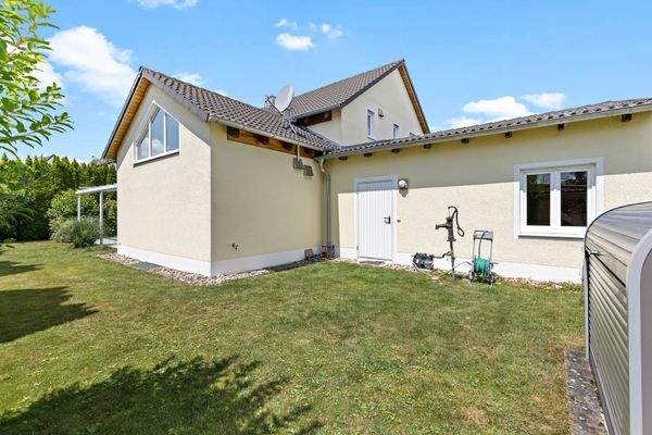 Garten auf der Südost-Seite mit Garagen- und Abstellraumzugang