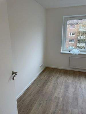 Leeres Zimmer mit Fenster