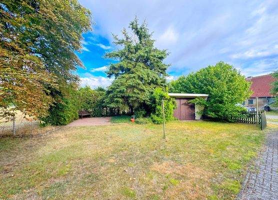 ...mit Terrasse neben der Garage