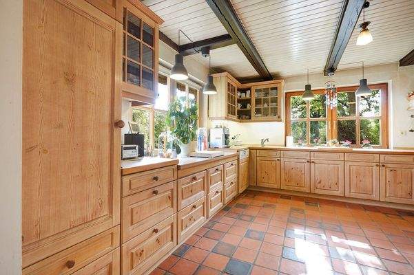 Große Einbauküche mit herrlichem Ausblick