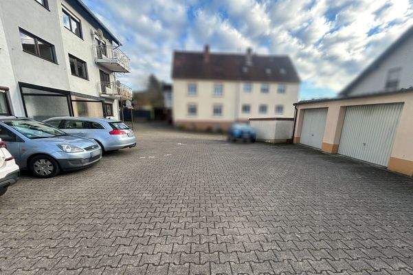 Hof_Stellplätze vor dem Haus