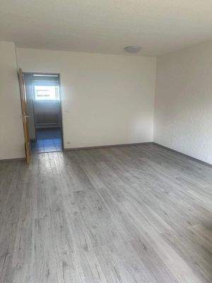 Leeres Wohnzimmer mit Boden