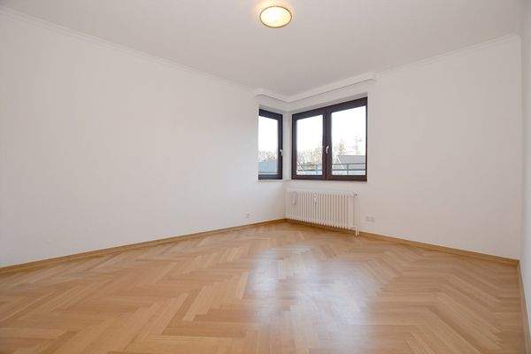 Das Schlafzimmer mit Morgensonne ist bestens möblierbar