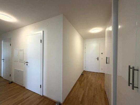 Flur 2 / 2 mit Wohnungseingang 2 von 2