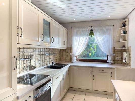 Helle Küche mit Essplatz