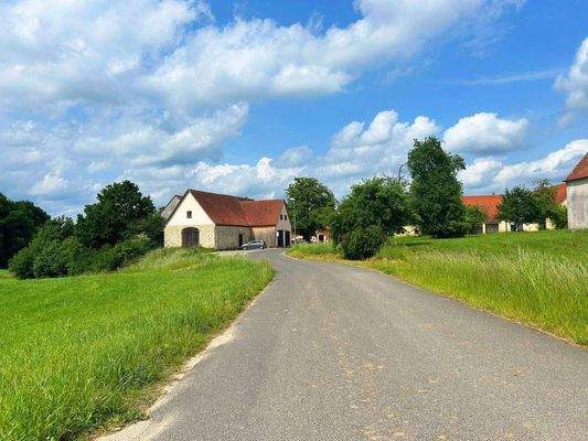 Ortseinfahrt mit Blick auf Scheune
