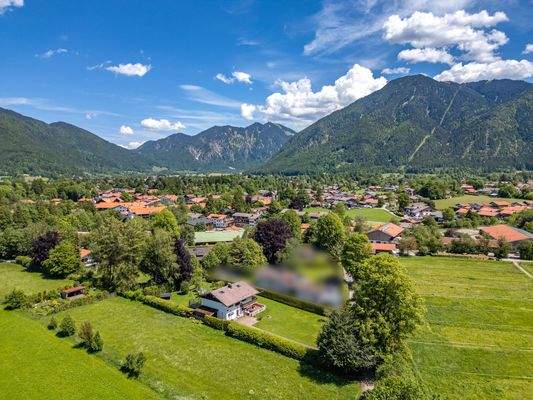 Ortsrandlage mit Bergblick