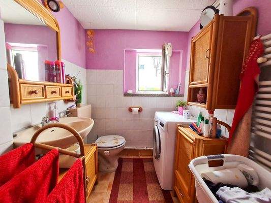 hinteres Badezimmer mit Fenster