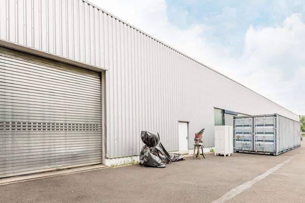 Hallenseitenansicht mit Rolltor