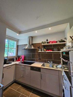 Helle Einbauküche mit Fenster