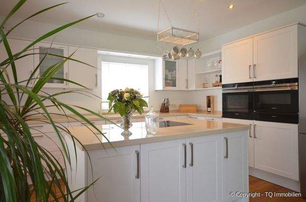 Küchenbereich mit Einbaugeräten abends