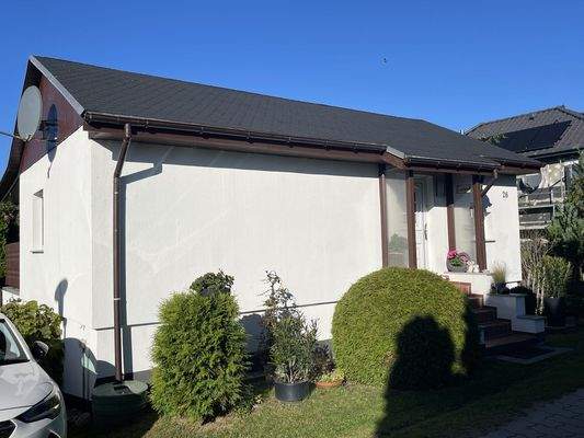 Straßenansicht mit Hauseingang