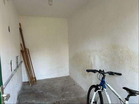 Abstellraum neben Garage