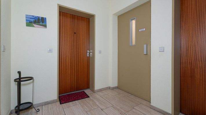 Wohnungseingang / Aufzug
