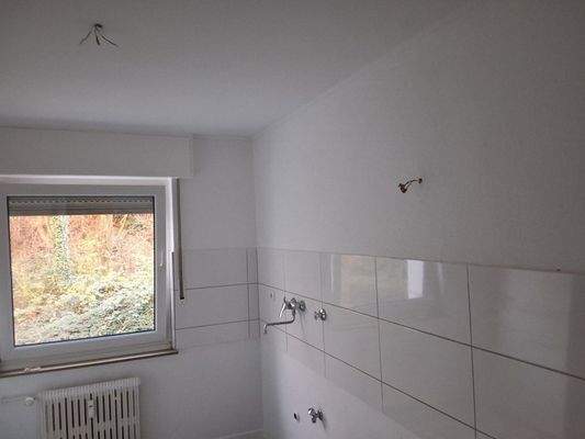 Leere Küche mit Fenster