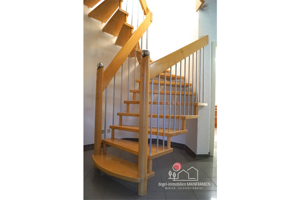 Massivholztreppe in die Schlafebene