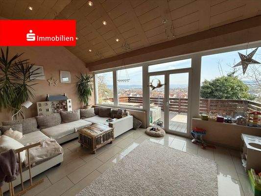 Wohnzimmer mit Ausgang zur Terrasse