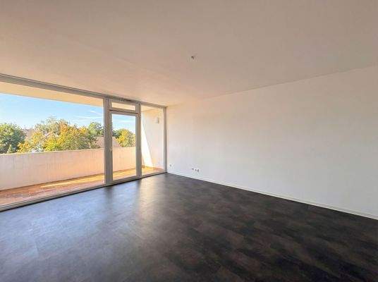 Helles Wohnzimmer mit Zugang zum Balkon