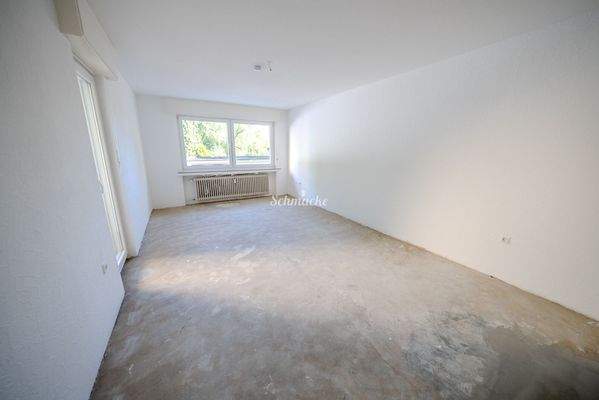 Wohn-/Esszimmer mit Ausgang zum Balkon