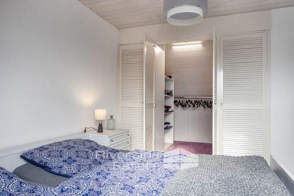 Zimmer DG - Maisonette-Wohnung (begehbarer Kleiderschrank)