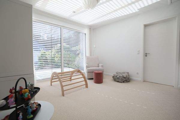 Große Fensterfront in der Galerie