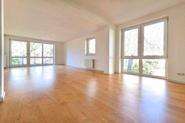 Der Wohn- und Essbereich übezeugt mit hellem Raumklima