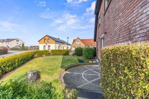 Garten rechte Hausseite