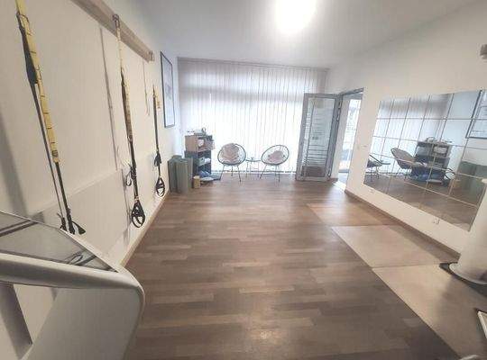 Fitnessraum mit Sportfläche Bild 1