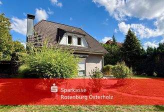 Der Blick vom Garten auf das Haus und den Terrassenbereich.