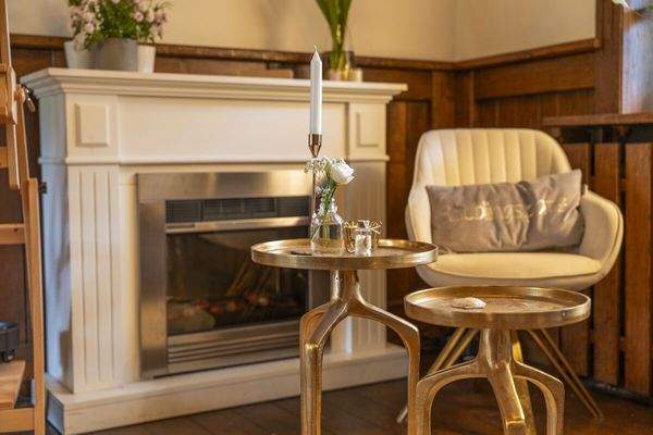 Stilvoller Dekokamin im Innenraum