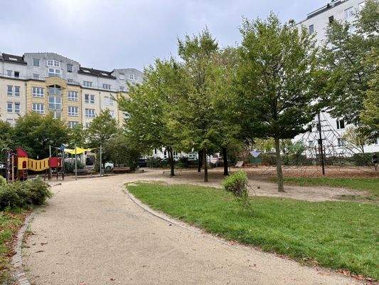 Großzügiger Spielplatz "um die Ecke"