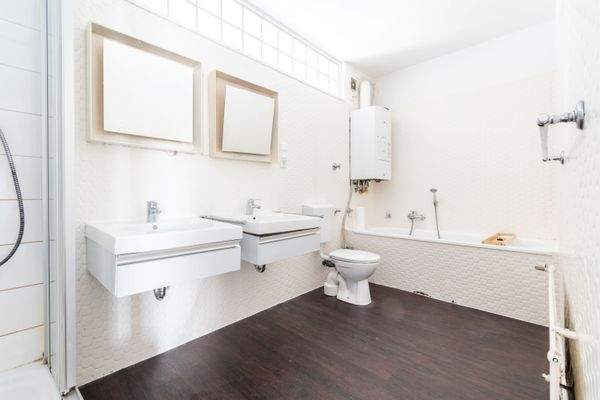 Große Wohnung Dachgeschoss Bad